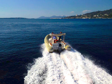 Seascope France trainer and student onboard a tender during Powerboat Level 2 practical training.
