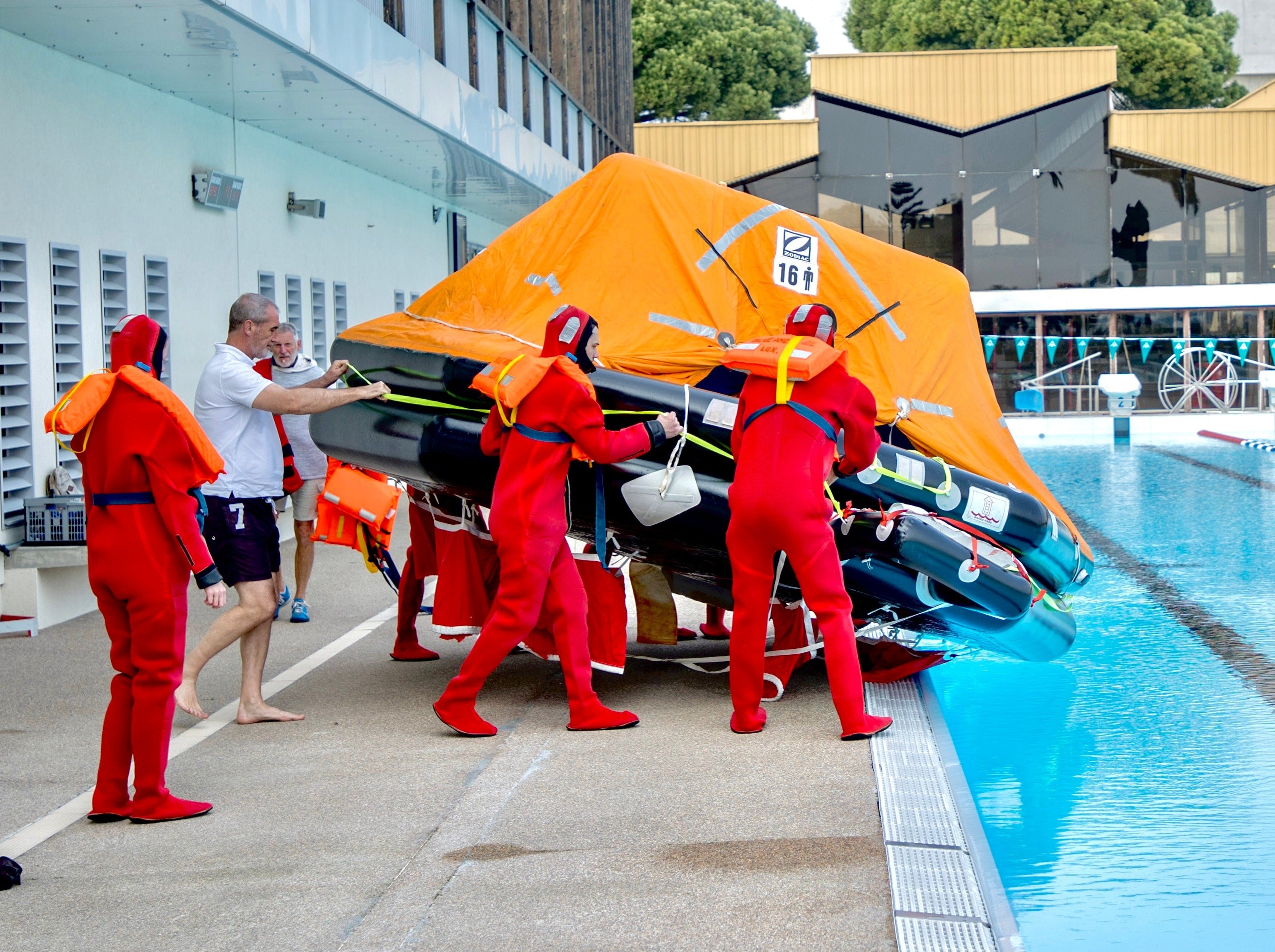 Seascope France students at the swimming poll during practice with Ged 